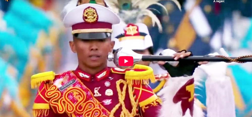 Desfile de la espectaular banda del ejercito indonesio en Paris.