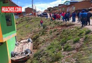 Auto da varias vueltas antes de pararse en el frontis de una casa en el distrito de Yauli Auto da varias vueltas antes de pararse en el frontis de una casa en el distrito de Yauli