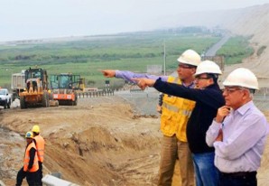 Chincha-Pisco: la curiosa autopista de 'Mr. Ku' que pasa de largo y no mira a nadie Chincha-Pisco: la curiosa autopista de 'Mr. Ku' que pasa de largo y no mira a nadie