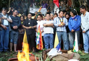 Población indígena de Ecuador contra la invasión china Población indígena de Ecuador contra la invasión china
