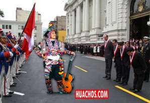 Jaime Yauri le dedica un huaynito, con mucho sentimiento, a los «padres de la patria» Jaime Yauri le dedica un huaynito, con mucho sentimiento, a los «padres de la patria»