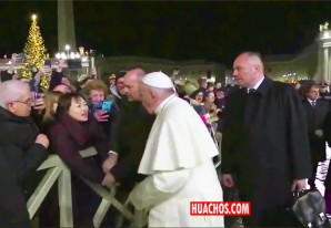 El Papa pide perdón por reprender a una fiel que le jaló bruscamente | VIDEO El Papa pide perdón por reprender a una fiel que le jaló bruscamente | VIDEO