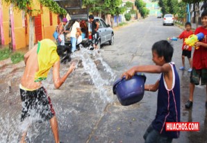 Los peruanos entre las costumbres y el placer; y la necesidad y el deber Los peruanos entre las costumbres y el placer; y la necesidad y el deber