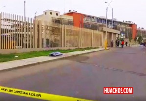 A pocos metros del Hospital Socorro de Ica padre de familia se desploma y muere | VIDEO A pocos metros del Hospital Socorro de Ica padre de familia se desploma y muere | VIDEO