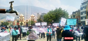 Vecinos del barrio Chalampampa salen en marcha pacífica por el agua en Pampas Vecinos del barrio Chalampampa salen en marcha pacífica por el agua en Pampas