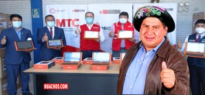 Otra vez Andrés, Maciste felíz de la vida, le regalan laptops para que reparta a su pueblo Otra vez Andrés, Maciste felíz de la vida, le regalan laptops para que reparta a su pueblo