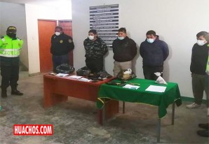 Ica: capturan 4 policías que transportaban 30 paquetes de droga por la Vía Los Libertadores Ica: capturan 4 policías que transportaban 30 paquetes de droga por la Vía Los Libertadores