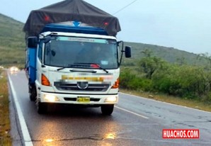 Fuerzas del orden intervienen un camión de carga y su liebre Fuerzas del orden intervienen un camión de carga y su liebre