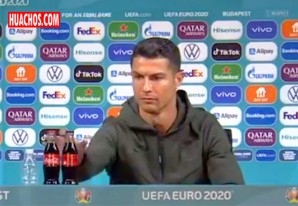 Ronaldo aparta dos Coca-Colas y las cambia por agua en la sala de prensa | VIDEO Ronaldo aparta dos Coca-Colas y las cambia por agua en la sala de prensa | VIDEO