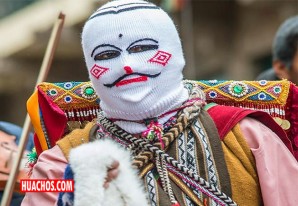 Danza Qhapaq Qolla de Paucartambo cantándole a la Virgen del Carmen | VIDEO Danza Qhapaq Qolla de Paucartambo cantándole a la Virgen del Carmen | VIDEO