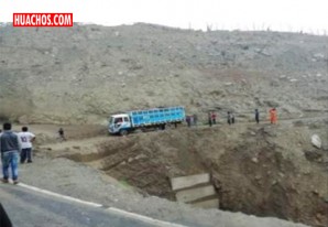 Deslizamiento de un huayco por un zanjo a la altura del Fundo Buenavista Deslizamiento de un huayco por un zanjo a la altura del Fundo Buenavista