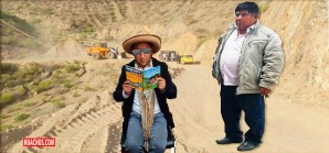 El consultor municipal analiza el expediente técnico delante del alcalde El consultor municipal analiza el expediente técnico delante del alcalde