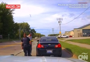 Automovilista ayuda a una oficial de policía de Ohio (EE.UU.) cuando era agredida | VIDEO Automovilista ayuda a una oficial de policía de Ohio (EE.UU.) cuando era agredida | VIDEO