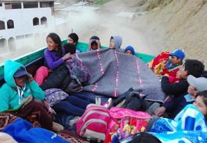 Valerosos atletas huachinos viajan en volquete como 'ganao' para competir Valerosos atletas huachinos viajan en volquete como 'ganao' para competir