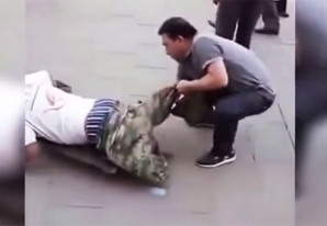 Desenmascaran a supuesto 'amputado' que pedía dinero en las calles de una ciudad en China (VIDEO) Desenmascaran a supuesto 'amputado' que pedía dinero en las calles de una ciudad en China (VIDEO)