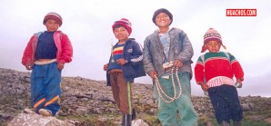 "A mal tiempo, buena cara" parecen decirnos los alumnos de la escuelita de Occerumi "A mal tiempo, buena cara" parecen decirnos los alumnos de la escuelita de Occerumi