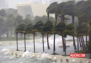 El 'monstruoso' huracán Dorian golpea las Bahamas y amenaza a Florida El 'monstruoso' huracán Dorian golpea las Bahamas y amenaza a Florida