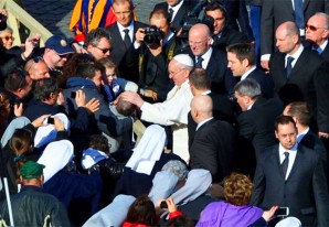 Papa Francisco dice que no incrementará su seguridad en los viajes pese a riesgos - VIDEO Papa Francisco dice que no incrementará su seguridad en los viajes pese a riesgos - VIDEO