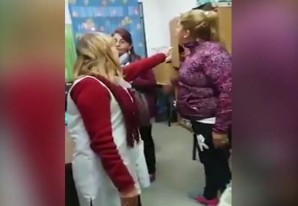 Tremendo quilombo que le hace la madre de un alumno a la maestra de la escuela Tremendo quilombo que le hace la madre de un alumno a la maestra de la escuela