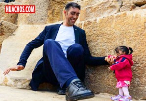 El hombre más alto del mundo y la mujer más baja posan frente a la pirámide de Giza El hombre más alto del mundo y la mujer más baja posan frente a la pirámide de Giza