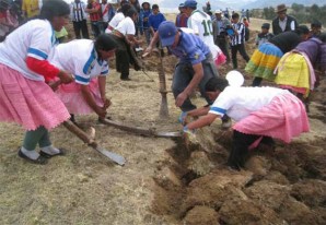 La chaquitaclla, símbolo de la masculinidad inca, es 'amansado' por las mujeres huancavelicanas La chaquitaclla, símbolo de la masculinidad inca, es 'amansado' por las mujeres huancavelicanas