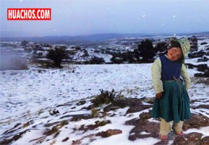 Miles de niños y ancianos huancavelicanos reciben sus kits de abrigo Miles de niños y ancianos huancavelicanos reciben sus kits de abrigo