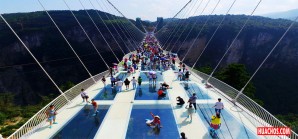 China inaugura el puente de cristal más largo y alto del mundo sobre un parque natural China inaugura el puente de cristal más largo y alto del mundo sobre un parque natural