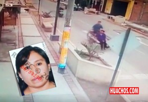 Dentro de unos segundos esta pareja de ancianos serán atropellados por una moto Dentro de unos segundos esta pareja de ancianos serán atropellados por una moto