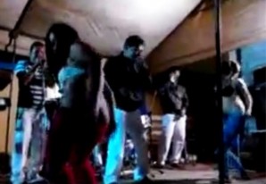 Las 'conciertos' chicha de la Lima profunda (Advertimos que hay imágenes explícitas) Las 'conciertos' chicha de la Lima profunda (Advertimos que hay imágenes explícitas)