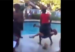 Un grone tiró a la piscina a una doñita porque le pidió que baje el volumen de la música Un grone tiró a la piscina a una doñita porque le pidió que baje el volumen de la música