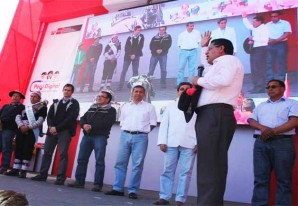 El 'majta' Clodo le pide plata para su carretera y su hospital al 'tayta' Ollanta El 'majta' Clodo le pide plata para su carretera y su hospital al 'tayta' Ollanta