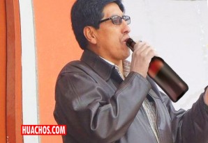 UGEL TAYACAJA: Director se dejó pescar libando unas chelas en horas de trabajo UGEL TAYACAJA: Director se dejó pescar libando unas chelas en horas de trabajo