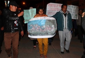 Justicia popular: Comuneros pasean desnudo a presunto abigeo de alpacas - VIDEO Justicia popular: Comuneros pasean desnudo a presunto abigeo de alpacas - VIDEO