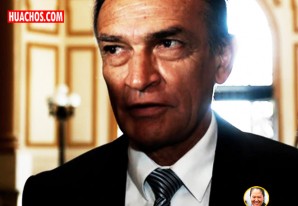 El tenebroso Héctor Becerril felicita a Gladys Tejeda por su medalla "olímpica" El tenebroso Héctor Becerril felicita a Gladys Tejeda por su medalla "olímpica"