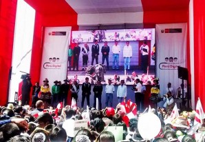 Bajo un sol ardiente, Huancavelica espera la llegada de Humala que ya aterrizó en la capital Bajo un sol ardiente, Huancavelica espera la llegada de Humala que ya aterrizó en la capital