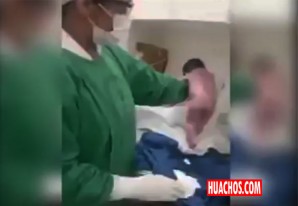 Un bebé intenta caminar a solo 20 minutos de haber nacido Un bebé intenta caminar a solo 20 minutos de haber nacido