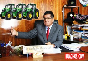 Clodo dice que está libre de polvo y paja en la compra de 37 tractores agrícolas para regalar Clodo dice que está libre de polvo y paja en la compra de 37 tractores agrícolas para regalar