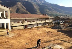 Plata como cancha para los colegios y escuelas de Huancavelica Plata como cancha para los colegios y escuelas de Huancavelica