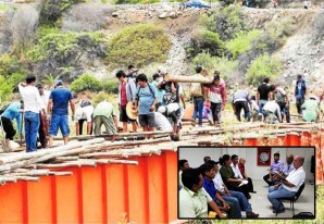 Cansados de tanta negligencia gubernamental, pobladores deciden terminar su puente con troncos Cansados de tanta negligencia gubernamental, pobladores deciden terminar su puente con troncos