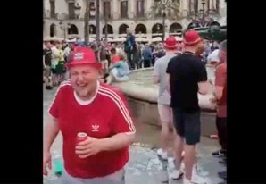 ¡Los hooligans del Liverpool tiran a un turista a una fuente! | VIDEO ¡Los hooligans del Liverpool tiran a un turista a una fuente! | VIDEO