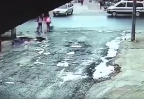 Dos niñas sobreviven milagrosamente luego de ser atropelladas por un camión - VIDEO Dos niñas sobreviven milagrosamente luego de ser atropelladas por un camión - VIDEO