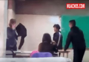 Una alumna agrede a la profesora en el salón de clases (Argentina) - VIDEO Una alumna agrede a la profesora en el salón de clases (Argentina) - VIDEO