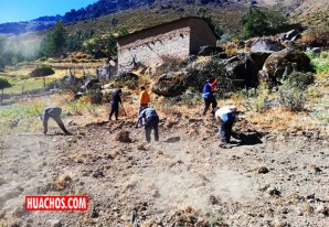 Faena comunal para instalar aula prefabricada en escuela de Ranramarca Faena comunal para instalar aula prefabricada en escuela de Ranramarca