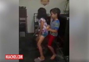 La danza del perreo o la inocencia perdida de dos hermanitos - VIDEO La danza del perreo o la inocencia perdida de dos hermanitos - VIDEO