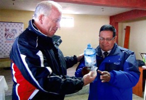 Se felicitan mutuamente por 'cambiar el curso de la historia' tomando agua embotellada de Huarochiri Se felicitan mutuamente por 'cambiar el curso de la historia' tomando agua embotellada de Huarochiri