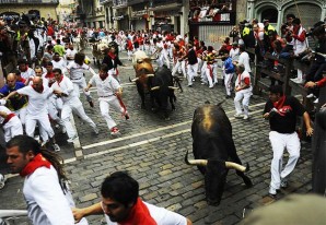 Nueva versión de los terribles encierros de toros bravos de San Fermín - VIDEO Nueva versión de los terribles encierros de toros bravos de San Fermín - VIDEO
