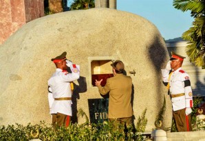 ‘Empiedran’ en Santiago de Cuba las cenizas del guerrillero que hablaba mucho - VIDEO ‘Empiedran’ en Santiago de Cuba las cenizas del guerrillero que hablaba mucho - VIDEO