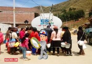 Analizan la calidad del agua potable que consumen los pobres huancavelicanos Analizan la calidad del agua potable que consumen los pobres huancavelicanos