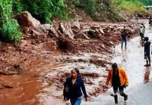 Huaicos afectan carretera y terrenos de cultivo en Huancavelica e Ica Huaicos afectan carretera y terrenos de cultivo en Huancavelica e Ica