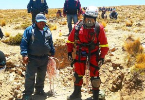 Logran rescatar del profundo socavón dos cuerpos de mineros asfixiados - VIDEO Logran rescatar del profundo socavón dos cuerpos de mineros asfixiados - VIDEO